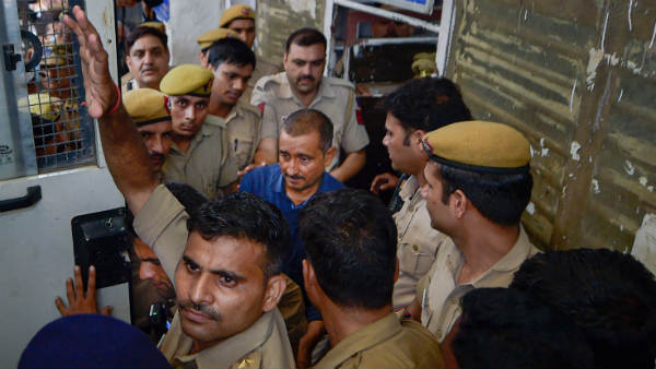 दो पुलिस वालों की भी मिली सजा