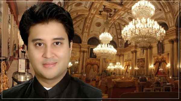 400 कमरे वाले शाही महल में रहते हैं सिंधिया, दीवारों पर हैं सोने से पेंट 