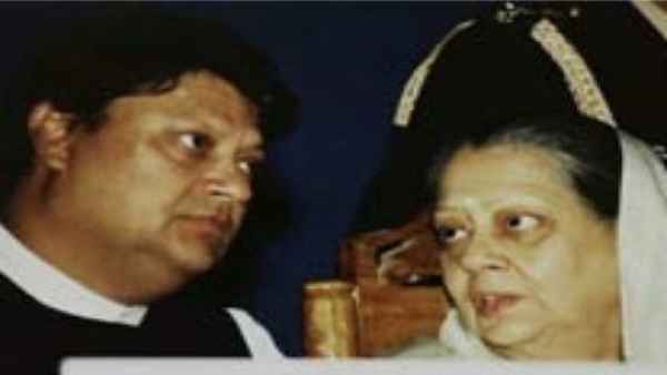 पिता माधवराव सिंधिया ने मां से बगावत कर कांग्रेस किया था ज्वाइन 