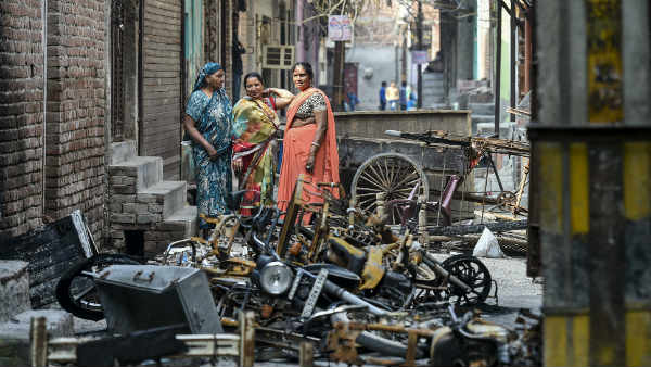 दंगाइयों ने एक परिवार का सबकुछ खत्म कर दिया दंगाइयों ने एक परिवार का सबकुछ खत्म कर दिया
