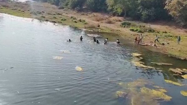 नदी में कपड़े धोने आई थी महिला