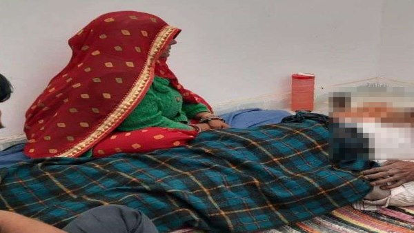 दुकान के पास अचानक गिर गए