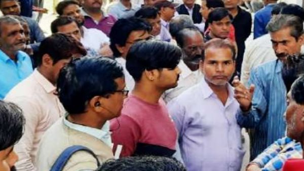  शव को गोद में लेकर बैठी रही