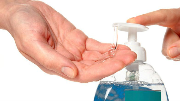 सैनिटाइजर और वाइप्स भी हैं कारगर