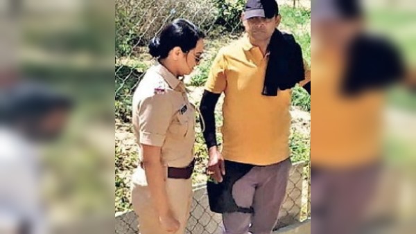 पुलिस अफसर की भूमिका निभा रही सोनाक्षी पुलिस अफसर की भूमिका निभा रही सोनाक्षी