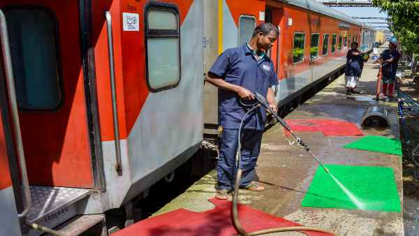 कैटरिंग स्टाफ के लिए सख्त गाइडलाइंस कैटरिंग स्टाफ के लिए सख्त गाइडलाइंस