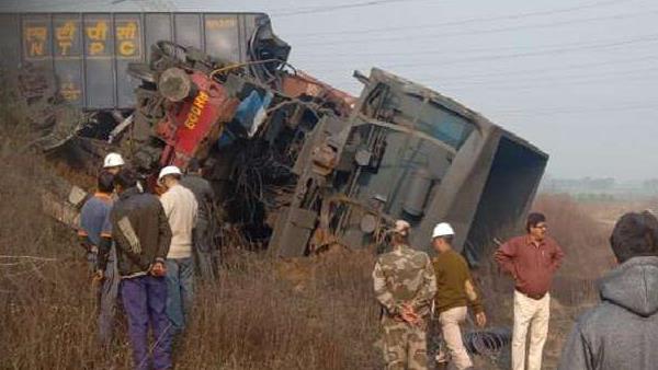 2 cargo trains collide in madhya pradesh Singrauli Loco pilots trapped