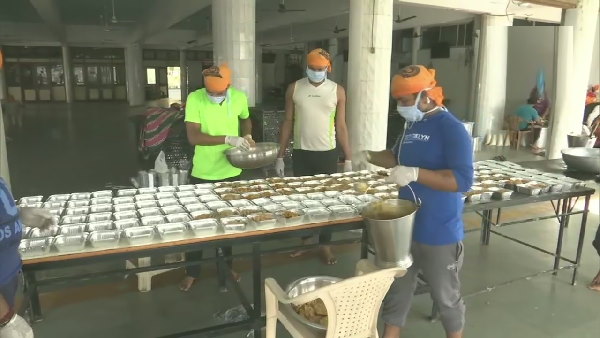 Coronavirus: Transgenders offer food to needy in Gujarat 