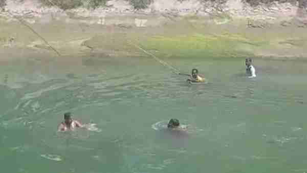 परिवार के 4 सदस्यों का अंतिम संस्कार