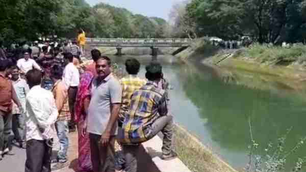 कार में मिले चारों शव