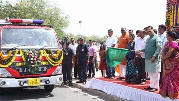 Gujarat CM Vijay rupani handed over Firefighter machines to 38 municipalities Gujarat CM Vijay rupani handed over Firefighter machines to 38 municipalities
