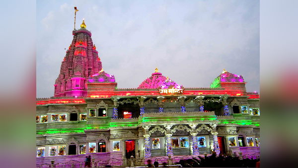 रंगीन फव्वारे और राधा—कृष्ण की मनोहर झांकियां