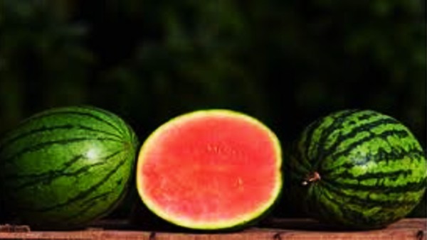 इटली में मुंह पर तरबूज और डिस्पोजल बांध कर चल रहे हैं लोग?