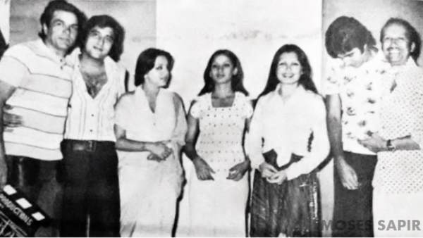 फोटो में धर्मेंद्र भी दिख रहे