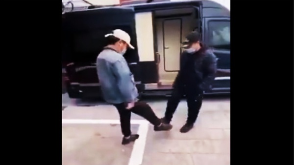 हैंड शेक छोड़कर अब 'वुहान शेक कर रहे चीनी नागरिक 