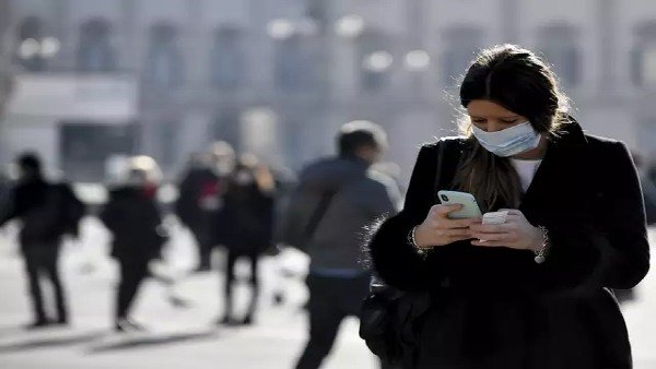 सार्वजनिक स्‍थानों पर एकत्रित न होने न दे 