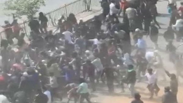 'प्रदर्शनकारियों ने बातचीत के लिए बुलाया और हमला कर दिया'