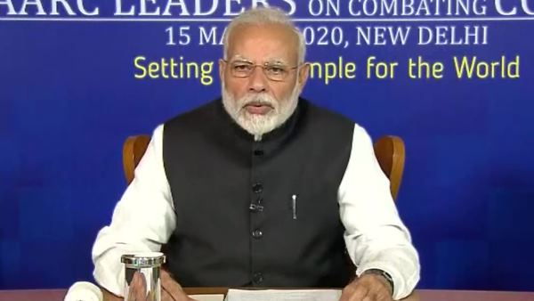  सोशल डिस्टेंसिंग का पालन करें 