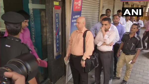 एटीएम के बाहर लोगों की लगी लंबी लाइन