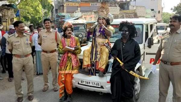 यमराज, चित्रगुप्त और कोरोना की वेशभूषा में कलाकार