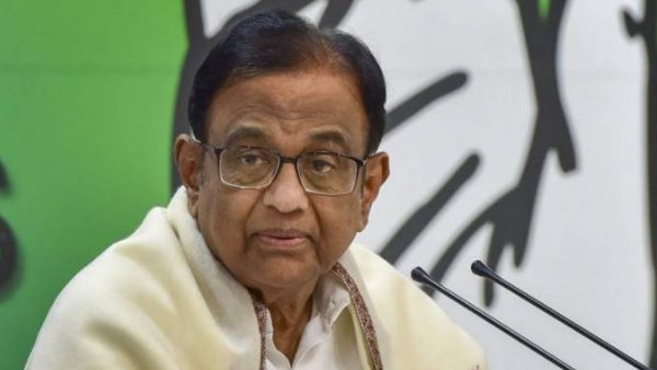 P Chidambaram lists 3 major issue corona pandemic in Congress Working Committee meeting कोरोना संकट को लेकर CWC की बैठक में चिंदबरम ने उठाए ये तीन मुद्दे नई दिल्ली। कोरोना संकट पर चर्चा को लेकर हुई कांग्रेस कार्य समिति (सीडब्ल्यूसी) की बैठक में कांग्रेस सांसद पी चिदंबरम ने तीन मुद्दों को उठाया है। पूर्व केंद्रीय मंत्री ने गुरुवार को बैठक में कहा कि तीन ऐसे मसले हैं, जिन पर सरकार को गंभीरता से ध्यान देने की जरूरत है। इसमें राज्यों को वित्तीय मदद, प्रवासी मजदूरों और राज्य में स्वास्थ्य सेवाओं को मजबूत करना है। चिदंबरम ने कहा है, कोरोना वायरस से जूझ रहे राज्यों की माली हालत ठीक नहीं है, लॉकडाउन से वो काफी मुश्किल का सामना कर रहे हैं। उन्हें तत्काल सहायता की जरूरत है। दूसरा राज्यों में स्वास्थ्य के बुनियादी ढांचे पर तुरंत ध्यान देने की आवश्यकता है। और तीसरा मानवीय पहलू को ध्यान में रखते हुए बड़े शहरों में फंसे प्रवासी मजदूरों की वापसी के लिए एक नीति तुरंत बनाए जाने की जरूरत है। कांग्रेस की सर्वोच्च नीति निर्धारण इकाई कांग्रेस कार्य समिति की बैठक गुरुवार को वीडियो कांफ्रेंसिंग के जरिए हुई। जिसमें खासतौर से कोरोना संकट पर चर्चा हुई। इसी दौरान पूर्व पीएम डॉ. मनमोहन सिंह ने कहा कि लॉकडाउन तभी सफल होगा, अगर हम इस दौरान तेजी से टेस्ट करेंगे। पार्टी की अंतरिम अध्यक्ष सोनिया गांधी ने पीपीई किट की खराब गुणवत्ता पर चिंता जाहिर की और कहा कि देश में कोरोना टेस्टिंग अभी बहुत कम संख्या में हो रही है, यह काफी चिंता की बात है। सोनिया गांधी ने बैठक में आर्थिक तौर पर कमजोर परिवारों को 7500 रुपए देने की मांग केंद्र सरकार से मांग की है। गांधी ने कहा कि लॉकडाउन के पहले चरण में 12 करोड़ लोगों ने अपनी नौकरियां खोई हैं। बेरोजगारी और बढ़ने की संभावना है क्योंकि आर्थिक गतिविधि पूरी तरह से ठप है। इस संकट से निपटने के लिए प्रत्येक परिवार को कम से कम 7,500 रुप P Chidambaram lists 3 major issue corona pandemic in Congress Working Committee meeting कोरोना संकट को लेकर CWC की बैठक में चिंदबरम ने उठाए ये तीन मुद्दे नई दिल्ली। कोरोना संकट पर चर्चा को लेकर हुई कांग्रेस कार्य समिति (सीडब्ल्यूसी) की बैठक में कांग्रेस सांसद पी चिदंबरम ने तीन मुद्दों को उठाया है। पूर्व केंद्रीय मंत्री ने गुरुवार को बैठक में कहा कि तीन ऐसे मसले हैं, जिन पर सरकार को गंभीरता से ध्यान देने की जरूरत है। इसमें राज्यों को वित्तीय मदद, प्रवासी मजदूरों और राज्य में स्वास्थ्य सेवाओं को मजबूत करना है। चिदंबरम ने कहा है, कोरोना वायरस से जूझ रहे राज्यों की माली हालत ठीक नहीं है, लॉकडाउन से वो काफी मुश्किल का सामना कर रहे हैं। उन्हें तत्काल सहायता की जरूरत है। दूसरा राज्यों में स्वास्थ्य के बुनियादी ढांचे पर तुरंत ध्यान देने की आवश्यकता है। और तीसरा मानवीय पहलू को ध्यान में रखते हुए बड़े शहरों में फंसे प्रवासी मजदूरों की वापसी के लिए एक नीति तुरंत बनाए जाने की जरूरत है। कांग्रेस की सर्वोच्च नीति निर्धारण इकाई कांग्रेस कार्य समिति की बैठक गुरुवार को वीडियो कांफ्रेंसिंग के जरिए हुई। जिसमें खासतौर से कोरोना संकट पर चर्चा हुई। इसी दौरान पूर्व पीएम डॉ. मनमोहन सिंह ने कहा कि लॉकडाउन तभी सफल होगा, अगर हम इस दौरान तेजी से टेस्ट करेंगे। पार्टी की अंतरिम अध्यक्ष सोनिया गांधी ने पीपीई किट की खराब गुणवत्ता पर चिंता जाहिर की और कहा कि देश में कोरोना टेस्टिंग अभी बहुत कम संख्या में हो रही है, यह काफी चिंता की बात है। सोनिया गांधी ने बैठक में आर्थिक तौर पर कमजोर परिवारों को 7500 रुपए देने की मांग केंद्र सरकार से मांग की है। गांधी ने कहा कि लॉकडाउन के पहले चरण में 12 करोड़ लोगों ने अपनी नौकरियां खोई हैं। बेरोजगारी और बढ़ने की संभावना है क्योंकि आर्थिक गतिविधि पूरी तरह से ठप है। इस संकट से निपटने के लिए प्रत्येक परिवार को कम से कम 7,500 रुपये दिया जाना चाहिए। बैठक में राहुल गांधी ने कहा कि लॉकडाउन एक पॉज बटन की तरह है और कोरोना मुक्त इलाकों में कारोबारी गतिविधयों की शुरुआत करने की जरूरत है। प्रियंका गांधी ने कहा, कोरोना वायरस से लड़ाई में करूणा महत्वपूर्ण है और पीड़ित के प्रति शत्रुता का भाव नहीं होना चाहिए। LOCKDOWN के चलते बेरोजगार हुए 12 करोड़ लोगों को मोदी सरकार दे 7500 रुपए: सोनिया गांधी https://hindi.oneindia.com/news/india/sonia-gandhi-hits-on-modi-government-and-praises-those-are-fighting-against-coronavirus-556828.html P Chidambaram lists 3 major issue corona pandemic in Congress Working Committee meeting कोरोना संकट को लेकर CWC की बैठक में चिंदबरम ने उठाए ये तीन मुद्दे नई दिल्ली। कोरोना संकट पर चर्चा को लेकर हुई कांग्रेस कार्य समिति (सीडब्ल्यूसी) की बैठक में कांग्रेस सांसद पी चिदंबरम ने तीन मुद्दों को उठाया है। पूर्व केंद्रीय मंत्री ने गुरुवार को बैठक में कहा कि तीन ऐसे मसले हैं, जिन पर सरकार को गंभीरता से ध्यान देने की जरूरत है। इसमें राज्यों को वित्तीय मदद, प्रवासी मजदूरों और राज्य में स्वास्थ्य सेवाओं को मजबूत करना है। चिदंबरम ने कहा है, कोरोना वायरस से जूझ रहे राज्यों की माली हालत ठीक नहीं है, लॉकडाउन से वो काफी मुश्किल का सामना कर रहे हैं। उन्हें तत्काल सहायता की जरूरत है। दूसरा राज्यों में स्वास्थ्य के बुनियादी ढांचे पर तुरंत ध्यान देने की आवश्यकता है। और तीसरा मानवीय पहलू को ध्यान में रखते हुए बड़े शहरों में फंसे प्रवासी मजदूरों की वापसी के लिए एक नीति तुरंत बनाए जाने की जरूरत है। कांग्रेस की सर्वोच्च नीति निर्धारण इकाई कांग्रेस कार्य समिति की बैठक गुरुवार को वीडियो कांफ्रेंसिंग के जरिए हुई। जिसमें खासतौर से कोरोना संकट पर चर्चा हुई। इसी दौरान पूर्व पीएम डॉ. मनमोहन सिंह ने कहा कि लॉकडाउन तभी सफल होगा, अगर हम इस दौरान तेजी से टेस्ट करेंगे। पार्टी की अंतरिम अध्यक्ष सोनिया गांधी ने पीपीई किट की खराब गुणवत्ता पर चिंता जाहिर की और कहा कि देश में कोरोना टेस्टिंग अभी बहुत कम संख्या में हो रही है, यह काफी चिंता की बात है। सोनिया गांधी ने बैठक में आर्थिक तौर पर कमजोर परिवारों को 7500 रुपए देने की मांग केंद्र सरकार से मांग की है। गांधी ने कहा कि लॉकडाउन के पहले चरण में 12 करोड़ लोगों ने अपनी नौकरियां खोई हैं। बेरोजगारी और बढ़ने की संभावना है क्योंकि आर्थिक गतिविधि पूरी तरह से ठप है। इस संकट से निपटने के लिए प्रत्येक परिवार को कम से कम 7,500 रुप P Chidambaram lists 3 major issue corona pandemic in Congress Working Committee meeting कोरोना संकट को लेकर CWC की बैठक में चिंदबरम ने उठाए ये तीन मुद्दे नई दिल्ली। कोरोना संकट पर चर्चा को लेकर हुई कांग्रेस कार्य समिति (सीडब्ल्यूसी) की बैठक में कांग्रेस सांसद पी चिदंबरम ने तीन मुद्दों को उठाया है। पूर्व केंद्रीय मंत्री ने गुरुवार को बैठक में कहा कि तीन ऐसे मसले हैं, जिन पर सरकार को गंभीरता से ध्यान देने की जरूरत है। इसमें राज्यों को वित्तीय मदद, प्रवासी मजदूरों और राज्य में स्वास्थ्य सेवाओं को मजबूत करना है। चिदंबरम ने कहा है, कोरोना वायरस से जूझ रहे राज्यों की माली हालत ठीक नहीं है, लॉकडाउन से वो काफी मुश्किल का सामना कर रहे हैं। उन्हें तत्काल सहायता की जरूरत है। दूसरा राज्यों में स्वास्थ्य के बुनियादी ढांचे पर तुरंत ध्यान देने की आवश्यकता है। और तीसरा मानवीय पहलू को ध्यान में रखते हुए बड़े शहरों में फंसे प्रवासी मजदूरों की वापसी के लिए एक नीति तुरंत बनाए जाने की जरूरत है। कांग्रेस की सर्वोच्च नीति निर्धारण इकाई कांग्रेस कार्य समिति की बैठक गुरुवार को वीडियो कांफ्रेंसिंग के जरिए हुई। जिसमें खासतौर से कोरोना संकट पर चर्चा हुई। इसी दौरान पूर्व पीएम डॉ. मनमोहन सिंह ने कहा कि लॉकडाउन तभी सफल होगा, अगर हम इस दौरान तेजी से टेस्ट करेंगे। पार्टी की अंतरिम अध्यक्ष सोनिया गांधी ने पीपीई किट की खराब गुणवत्ता पर चिंता जाहिर की और कहा कि देश में कोरोना टेस्टिंग अभी बहुत कम संख्या में हो रही है, यह काफी चिंता की बात है। सोनिया गांधी ने बैठक में आर्थिक तौर पर कमजोर परिवारों को 7500 रुपए देने की मांग केंद्र सरकार से मांग की है। गांधी ने कहा कि लॉकडाउन के पहले चरण में 12 करोड़ लोगों ने अपनी नौकरियां खोई हैं। बेरोजगारी और बढ़ने की संभावना है क्योंकि आर्थिक गतिविधि पूरी तरह से ठप है। इस संकट से निपटने के लिए प्रत्येक परिवार को कम से कम 7,500 रुपये दिया जाना चाहिए। बैठक में राहुल गांधी ने कहा कि लॉकडाउन एक पॉज बटन की तरह है और कोरोना मुक्त इलाकों में कारोबारी गतिविधयों की शुरुआत करने की जरूरत है। प्रियंका गांधी ने कहा, कोरोना वायरस से लड़ाई में करूणा महत्वपूर्ण है और पीड़ित के प्रति शत्रुता का भाव नहीं होना चाहिए। LOCKDOWN के चलते बेरोजगार हुए 12 करोड़ लोगों को मोदी सरकार दे 7500 रुपए: सोनिया गांधी https://hindi.oneindia.com/news/india/sonia-gandhi-hits-on-modi-government-and-praises-those-are-fighting-against-coronavirus-556828.html