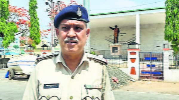 दारोगा ने गाड़ी साइड लगाने को कहा