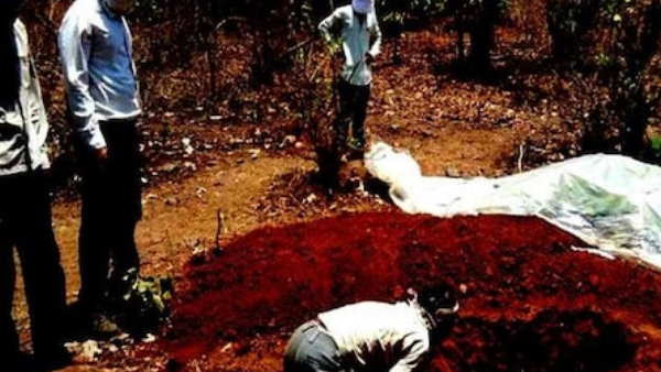 रिपोर्ट निगेटिव रहने पर भी ग्रामीणों ने दफनाने से रोका