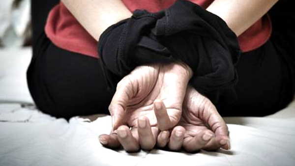 जंगल से रेंगते हुए बाहर निकली थी लड़की