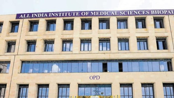 भोपाल एम्स में नहीं हो रहा पति का इलाज