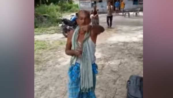 कभी सांप को चूमता तो कभी लोगों को डराता