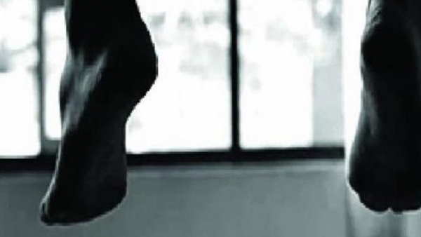 मकान मालिक ने खिड़की से झांका तो देखा कि पंखे से लटकी है लाश