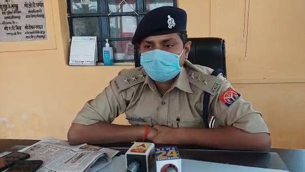 पुलिस पहुंची तो सभी छुप गए