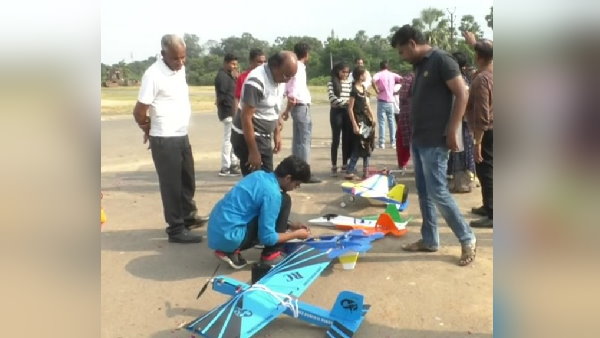 बैनर और होर्डिंग्स वाले फ्लेक्स से बनाए मॉड्यूल