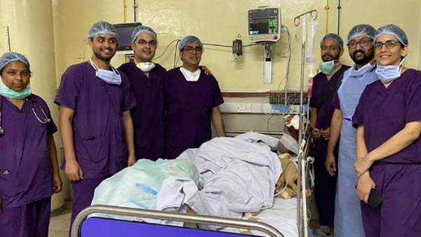 साढ़े सात घंटे के सफल ऑपरेशन के बाद जुड़ा हाथ
