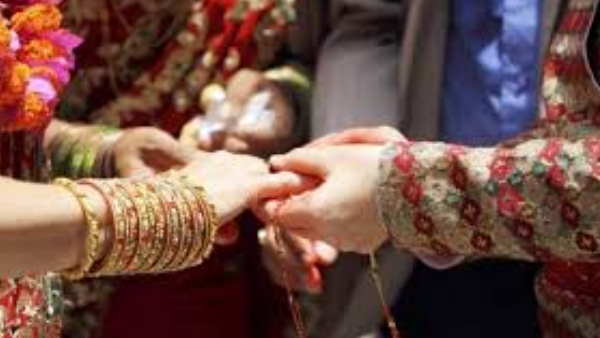 मास्क पहनकर निभाई शादी की रस्में