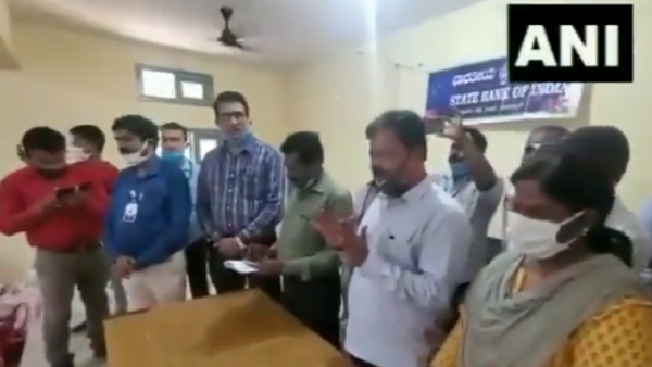 एमपी रेणुकाचार्य भूले सोशल डिस्टेंसिंग का पालन एमपी रेणुकाचार्य भूले सोशल डिस्टेंसिंग का पालन