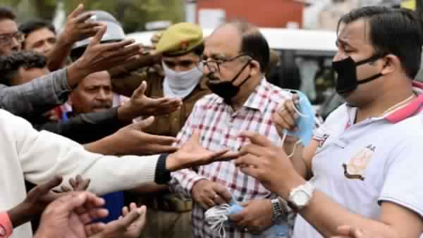 लोगों की नादानी और राजनीति आपदा से जूझ रहे देश पर पड़ ना जाय