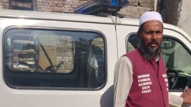 कोरोना से मर रहे लोगों को अंतिम विदाई देने वाला मुसलमान