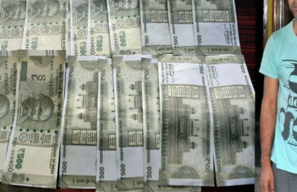 कोरोना के डर से महिला ने धो डाले नोट