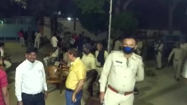 पलिस की गाड़ियों में भी तोड़फोड़