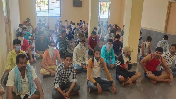 ट्रक में सवार होकर आ रहे थे घर ट्रक में सवार होकर आ रहे थे घर