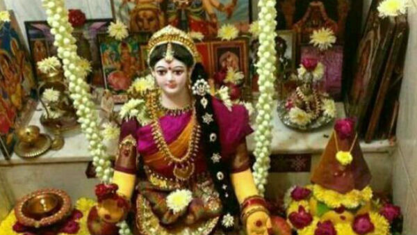  संपूर्ण घर में गंगाजल का छिड़काव करें...