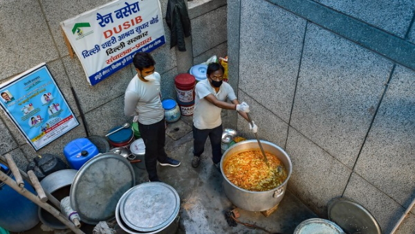 People help the poor and the homeless in the lockdown People help the poor and the homeless in the lockdown