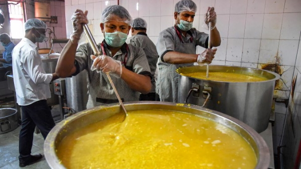 People help the poor and the homeless in the lockdown feeding People help the poor and the homeless in the lockdown feeding