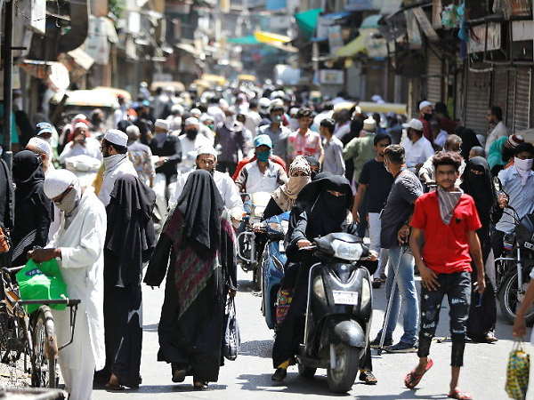 रमजान में खुली दुकानें, सोशल डिस्टेंसिंग भूले लोग