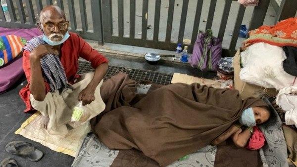 घंटों बेटे केे लाश के साथ बैठी मां बिलखती रही घंटों बेटे केे लाश के साथ बैठी मां बिलखती रही