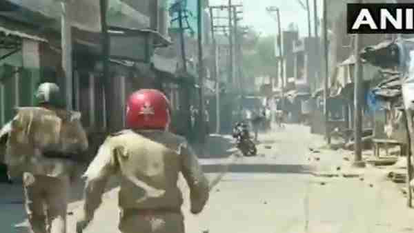 सुबह पुलिस पर हुआ था पथराव