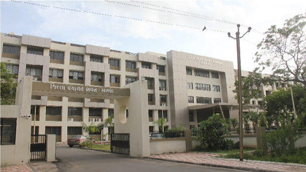 आणंद टाउन पुलिस थाने के निकट की घटना