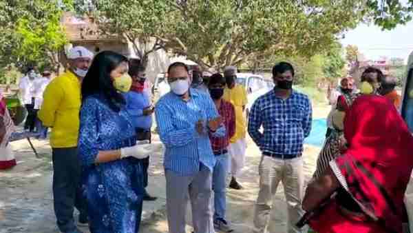 सैनिटाइजेशन की व्यवस्था करा रहे है दोनों