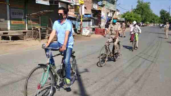 लॉकडाउन का हाल जानने साइकिल से निकले एएसपी कमलेश दीक्षित